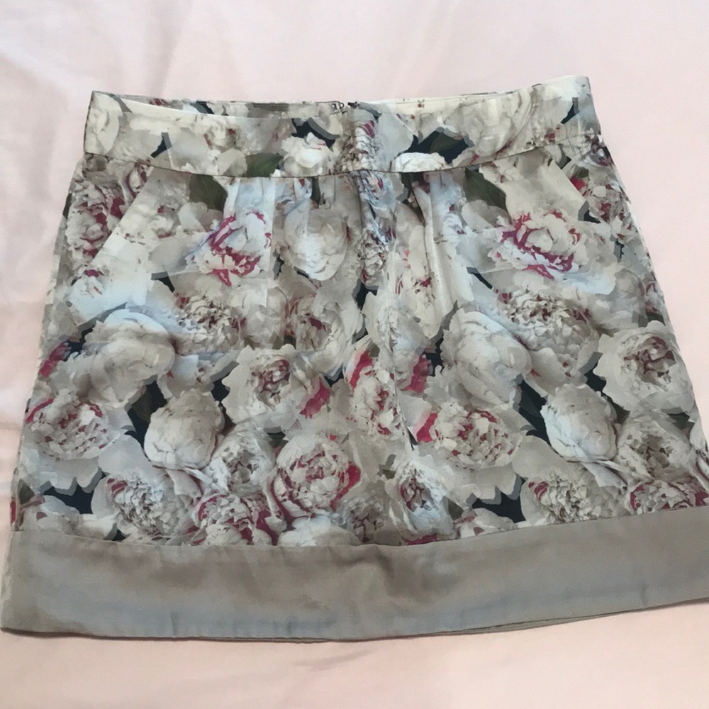 Gap Floral Mini Skirt with POCKETS!